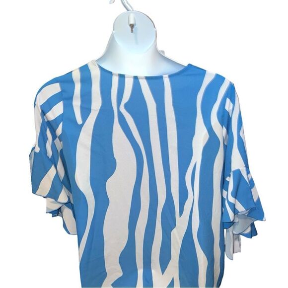 Blue and white wavy striped lightweight blouse! - Picture 8 of 9